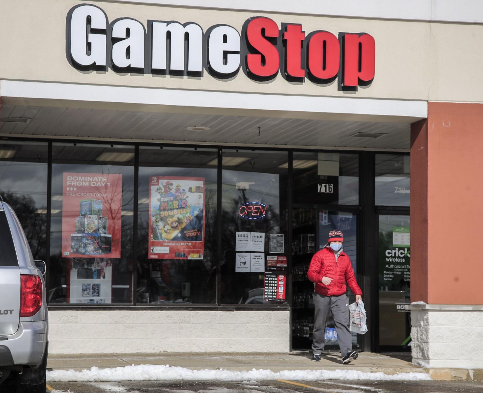 Gamestop plaanib tänavu sulgeda 450 kauplust, kuid nende aktsia on teinud tähelennu.