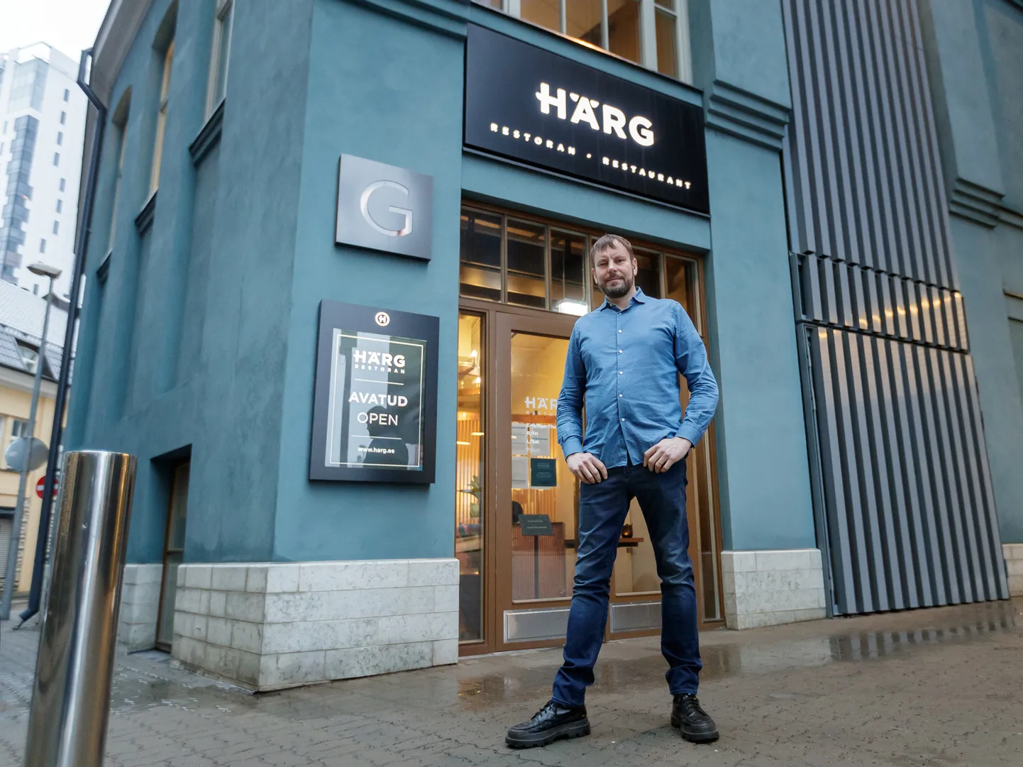 Grillmeister ja restoranide omanik Enn Tobreluts enda restoranis «Härg» Maakri tänaval. Tema sõnul oli kevadise lockdowni ajal firmale odavam restoran kinni panna kui kaasamüügi jaoks lahti hoida.