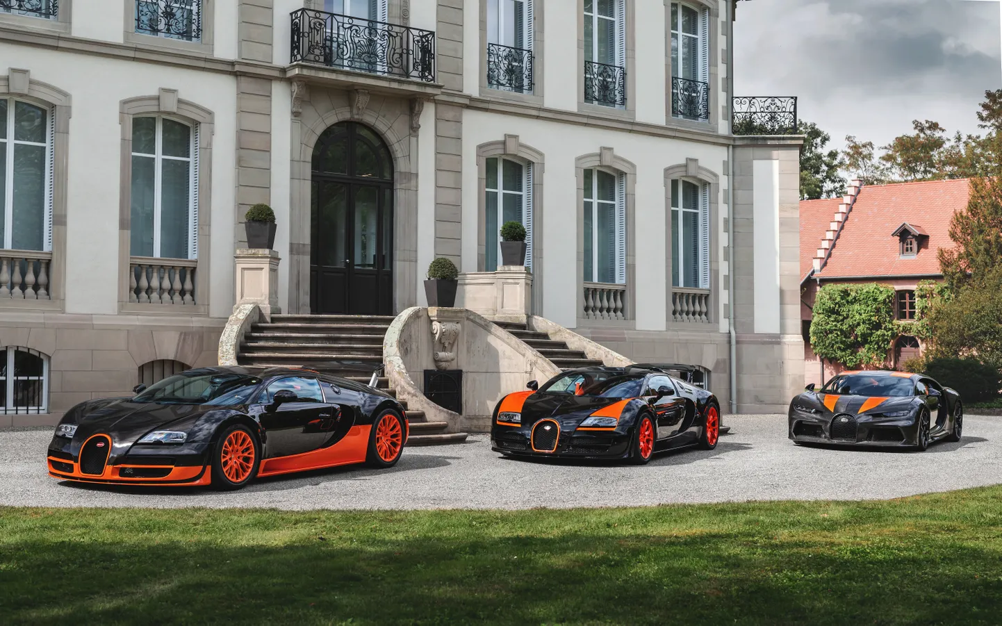 Bugatti automašīnas pie uzņēmuma galvenās mītnes Molshaimā