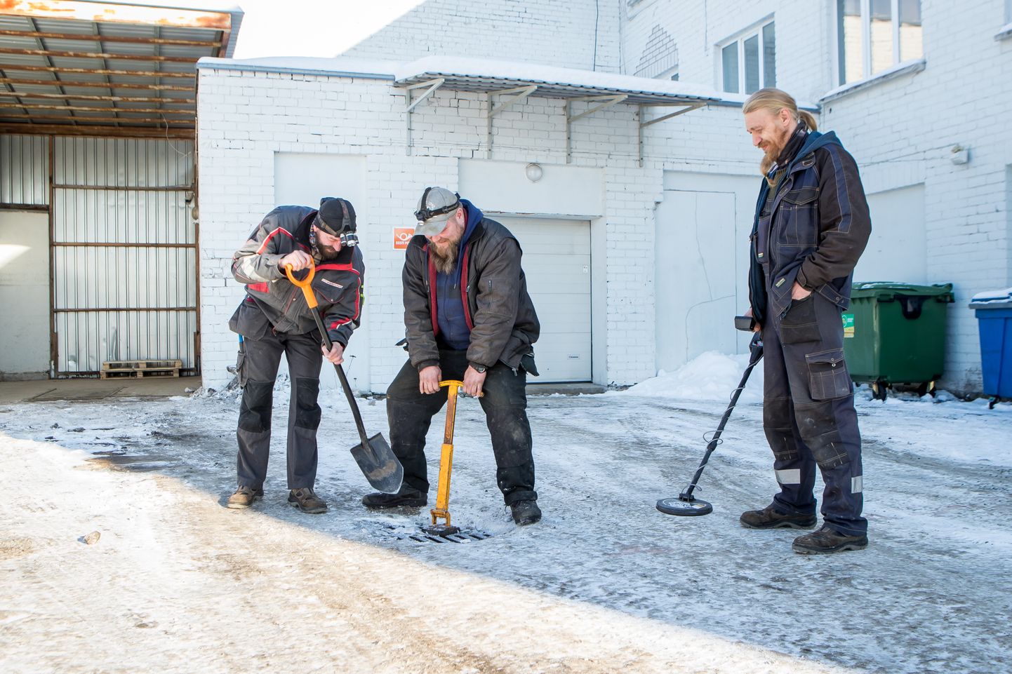 TÖÖ KIIDAB TEGIJAT: Torumehed Tarmo Sirgo, Margus Lasn ja Margus Õunpuu kasutavad jää ja lume alt kanalisatsiooniluukide leidmiseks spetsiaalset varustust.
