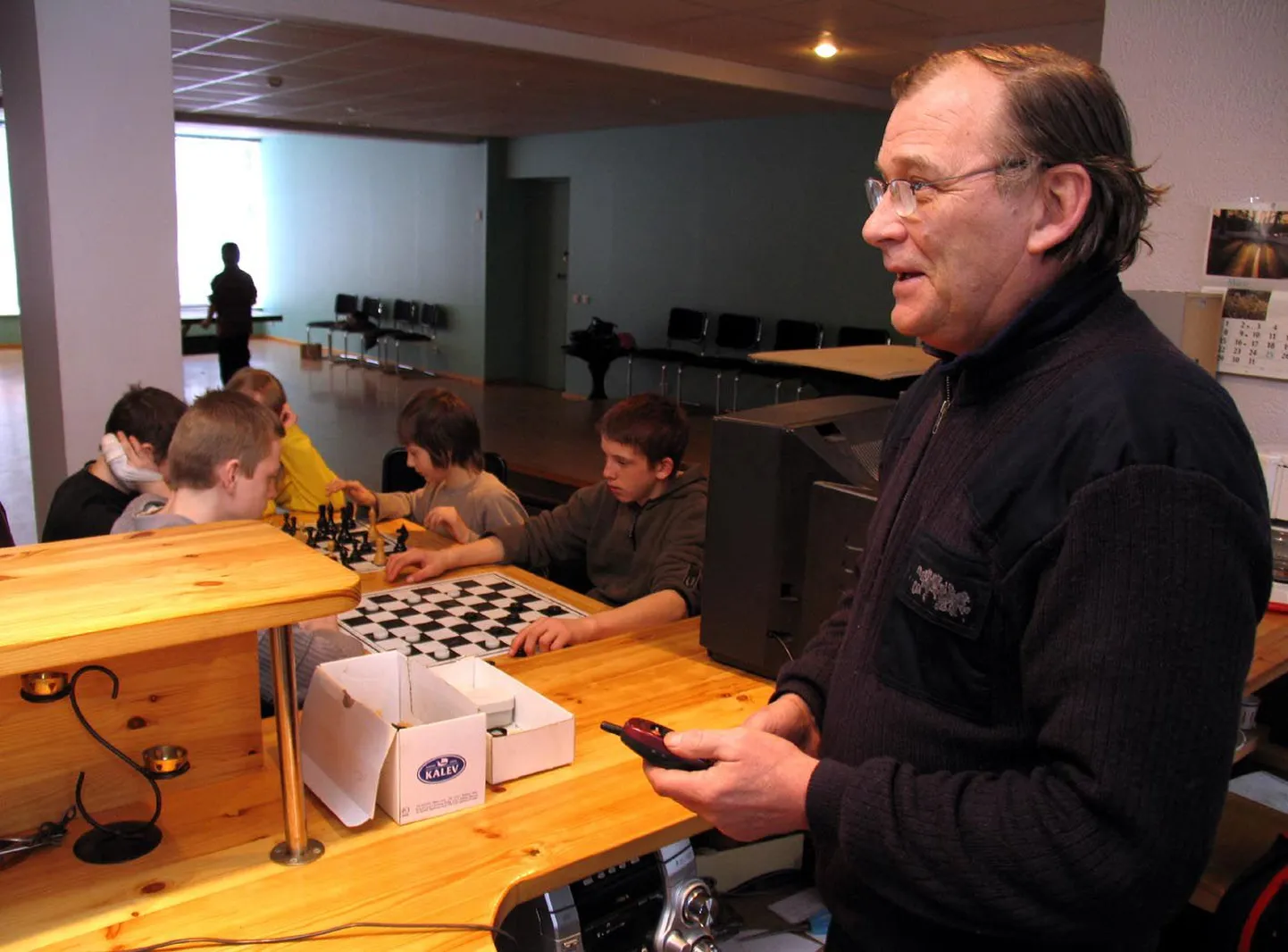 Koolivaheajal saavad kohalikud lapsed iga päev Vao seltsimajas lauamänge mängida, neil hoiab silma peal Eduard Laidinen.