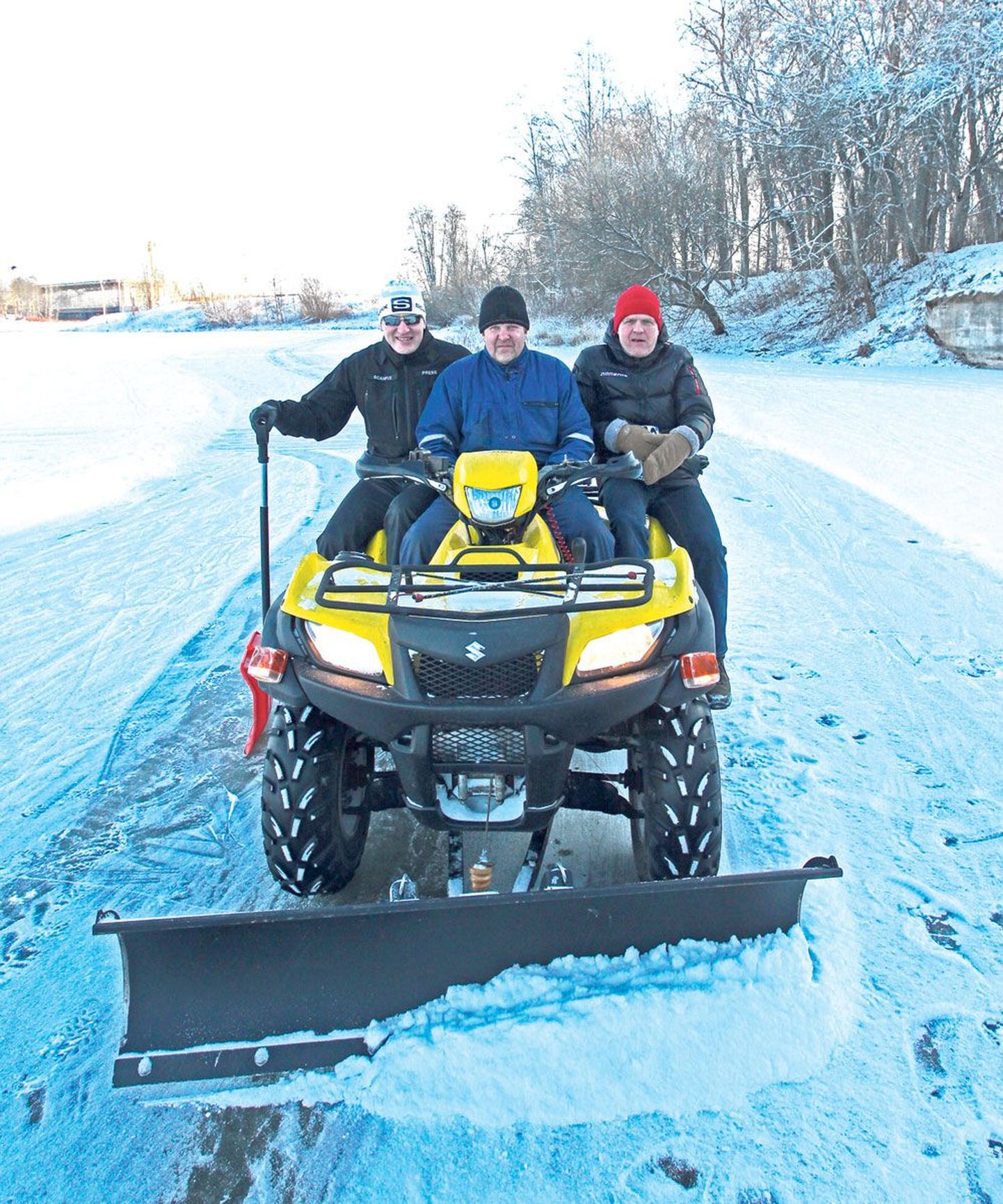 Ajalehe palvel pildistamiseks kohale tulnud Art Soonets (vasakult), Sven Jõgila ja Peip Reedi lükkasid eile ühtlasi ka järve uisuraja pealesadanud lumest uuesti puhtaks.