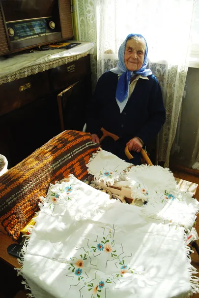 Hilda Paju näitab oma käsitööd