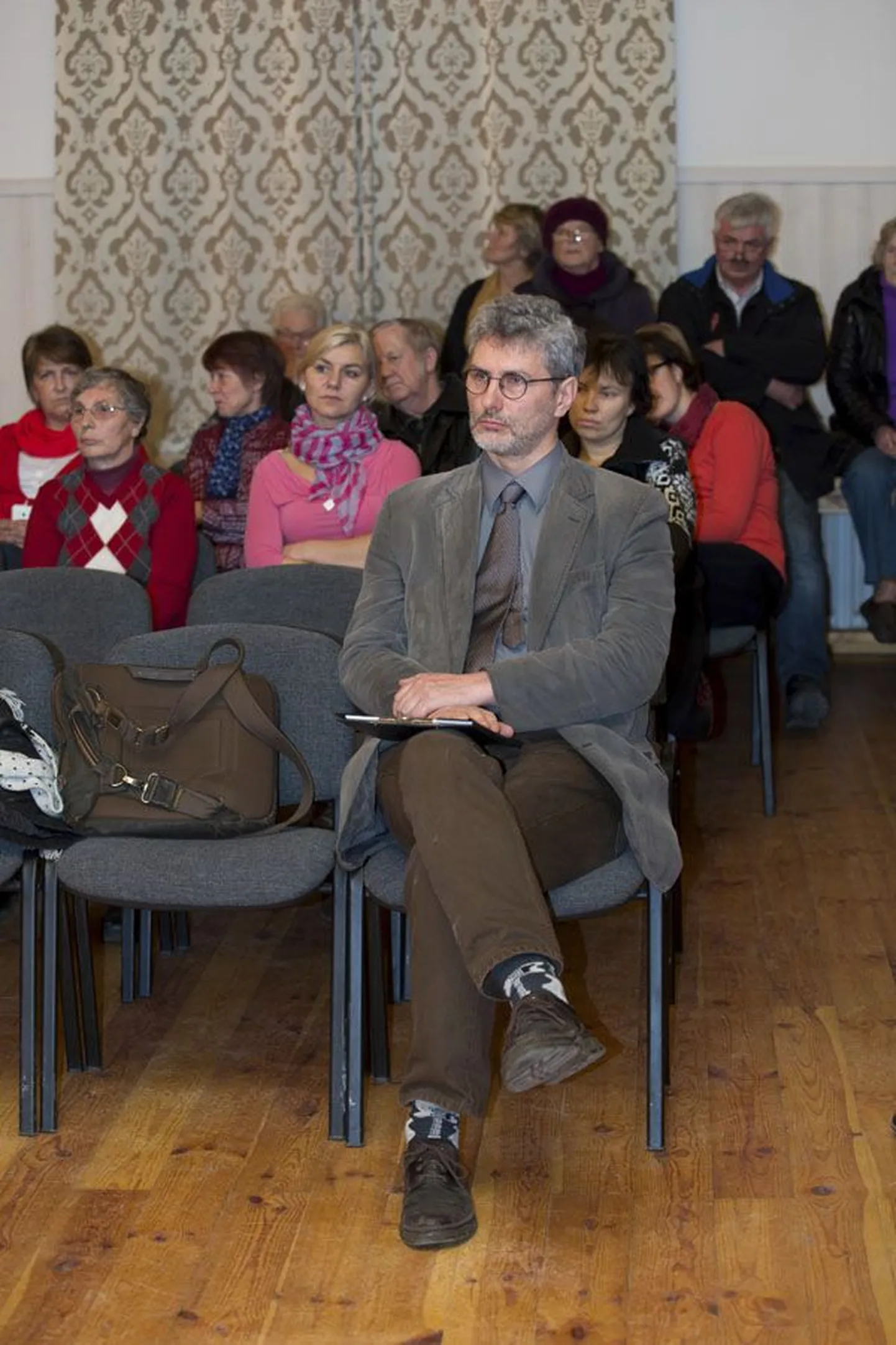 Kolga-Jaani värskele vallavanemale Mihkel Kraavile jättis volikogu istung hea mulje. Ta märkis, et ka kriitilisemad inimesed ei olnud tema vastu vaenulikud.