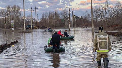 Видео ⟩ Прорыв дамбы в России: тысячи домов затоплены, уже эвакуировано более 4000 человек