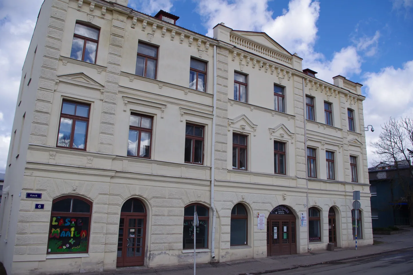 Hoone, mille ees liiklusõnnetus toimus.