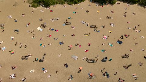 Фото с дрона: жители Эстонии плавятся под солнцем