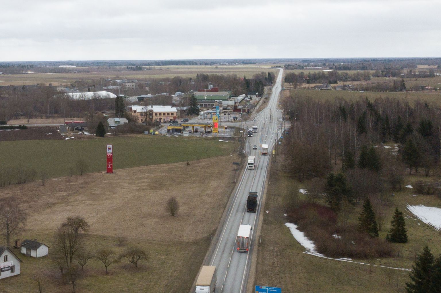 Paljude autojuhtide seas kirutud Tallinn-Tartu maantee Puhu ristmik. Selle keskel asub kiiruskaamera, mis mõõdab kiirust mõlemas suunas.