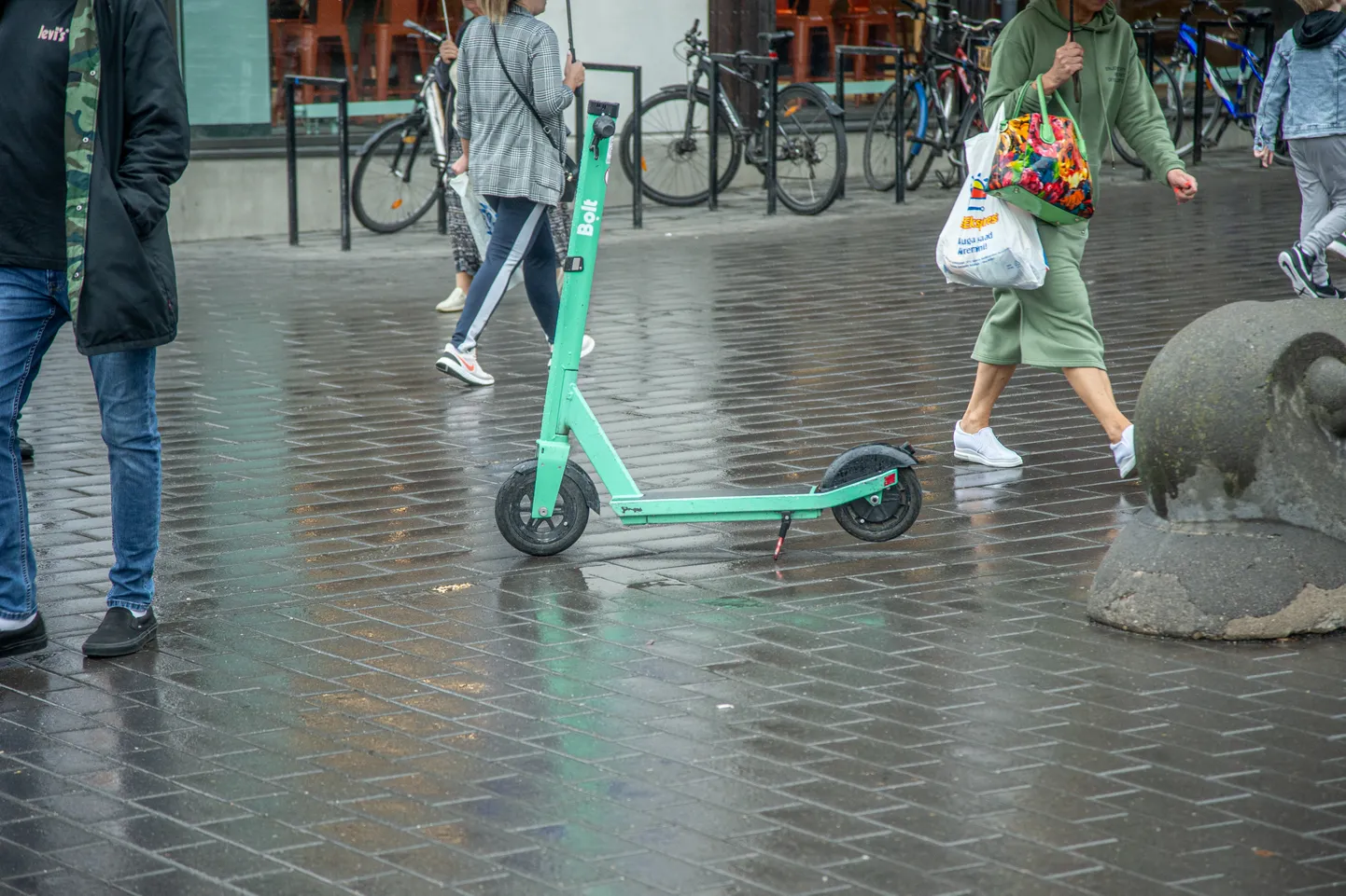 Tartus võib ka tulevikus Bolti elektritõukeratta laiale kõnniteele vabalt jätta, aga siiski on soovitatav see pärast kasutamist viia spetsiaalsesse parkimiskohta.