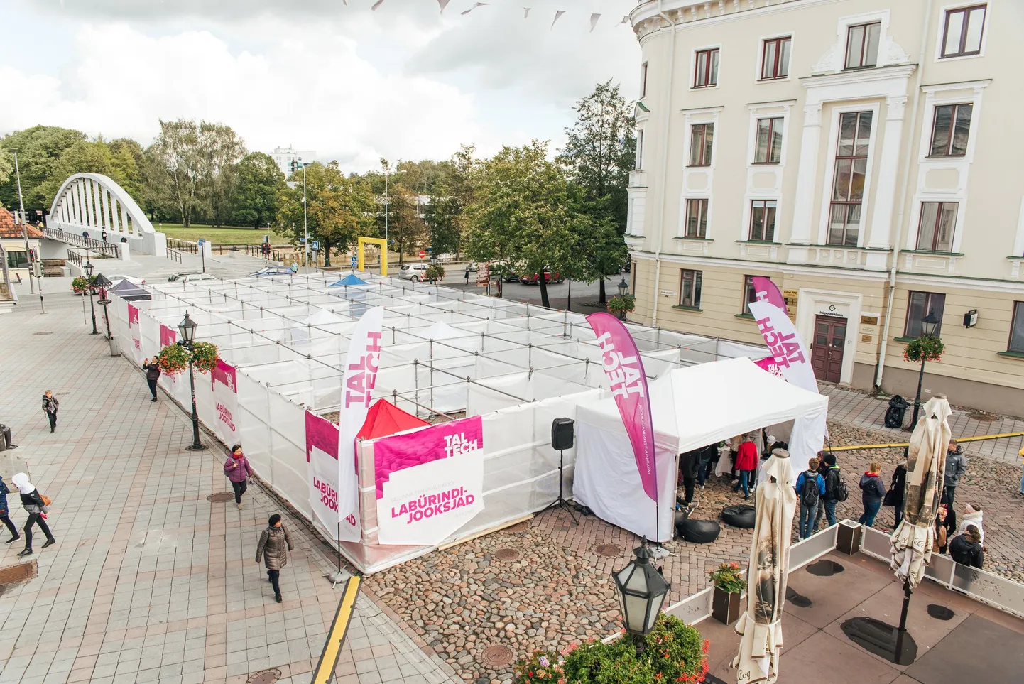 TalTechi meelelahutuslik Labürindijooks Tartus 2018. aastal. 2022. aasta Labürindijooksus on eduka soorituse korral aga võimalik endale kindlustada õppekoht TalTechis.