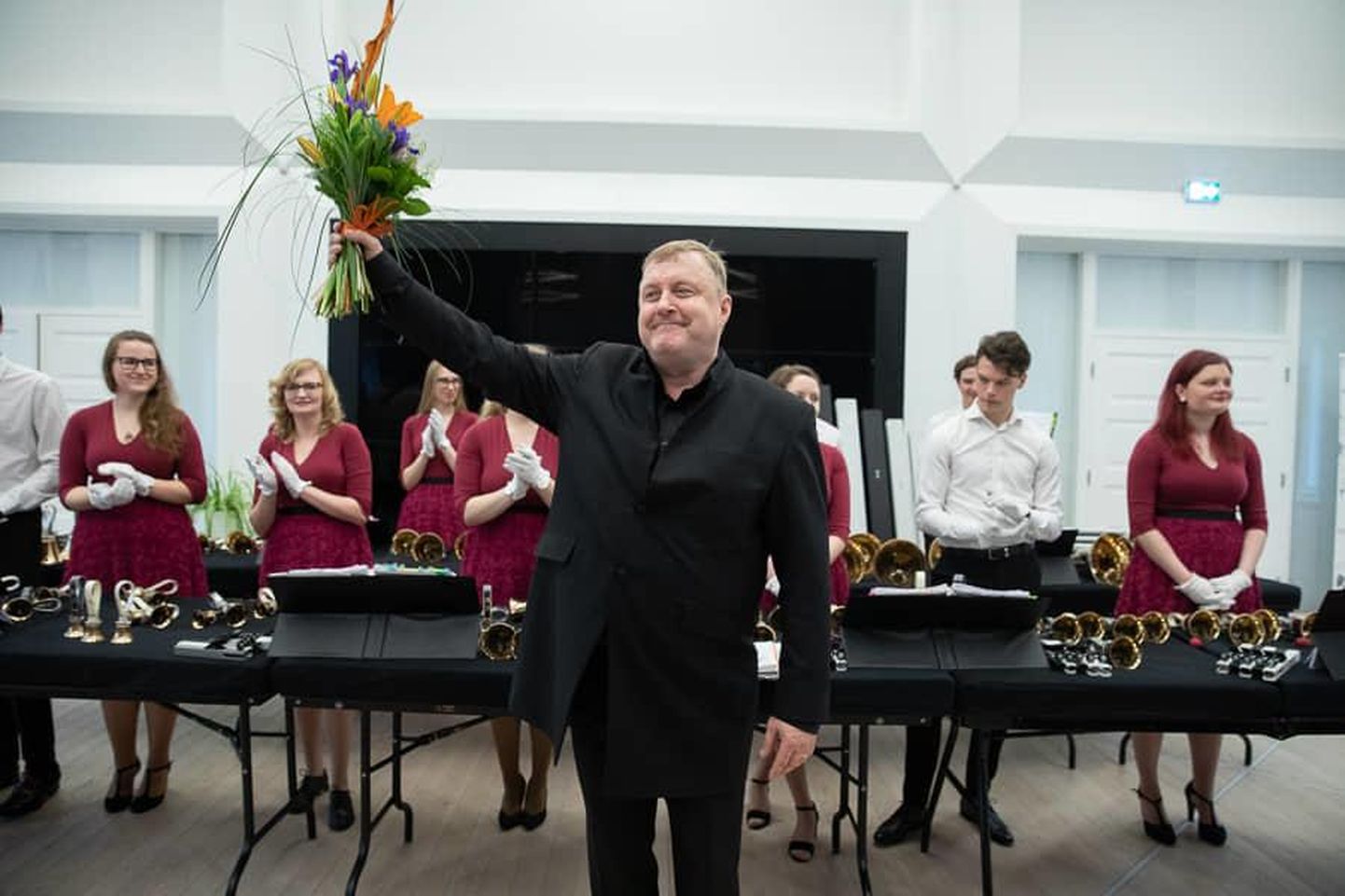 Arsise käsikellade ansambel dirigent Aivar Mäe juhatusel andis Rakveres kauni emadepäevakontserdi.