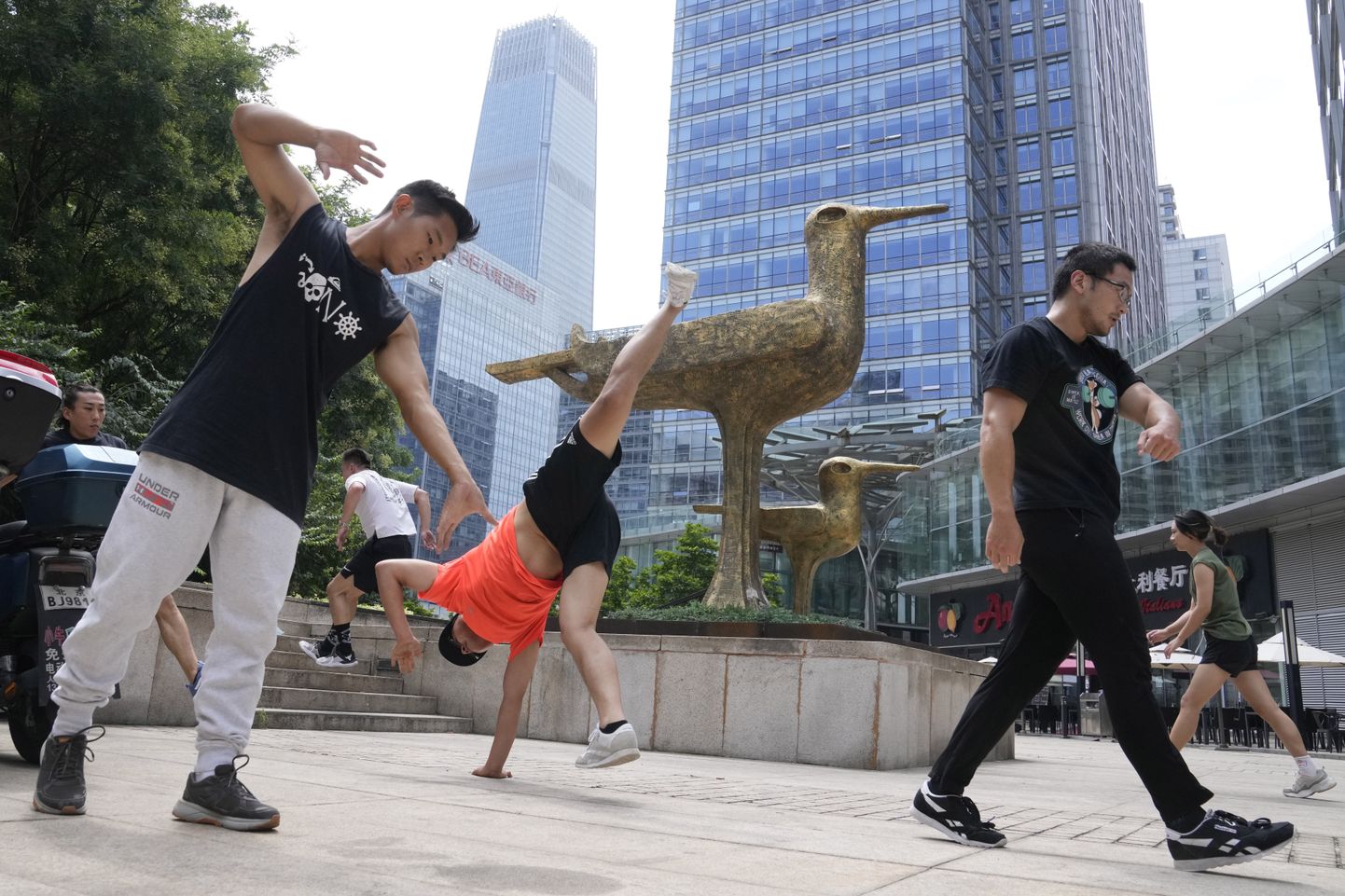 Linnakodanikud 16. juulil 2022 Pekingi peamises ärikvartalis parkuuri praktiseerimas.