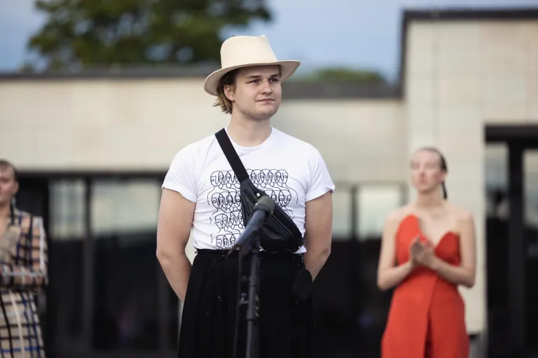 Noor talent Karl-Christoph Rebane avab publikule oma loomingu tagamaid. FOTO: