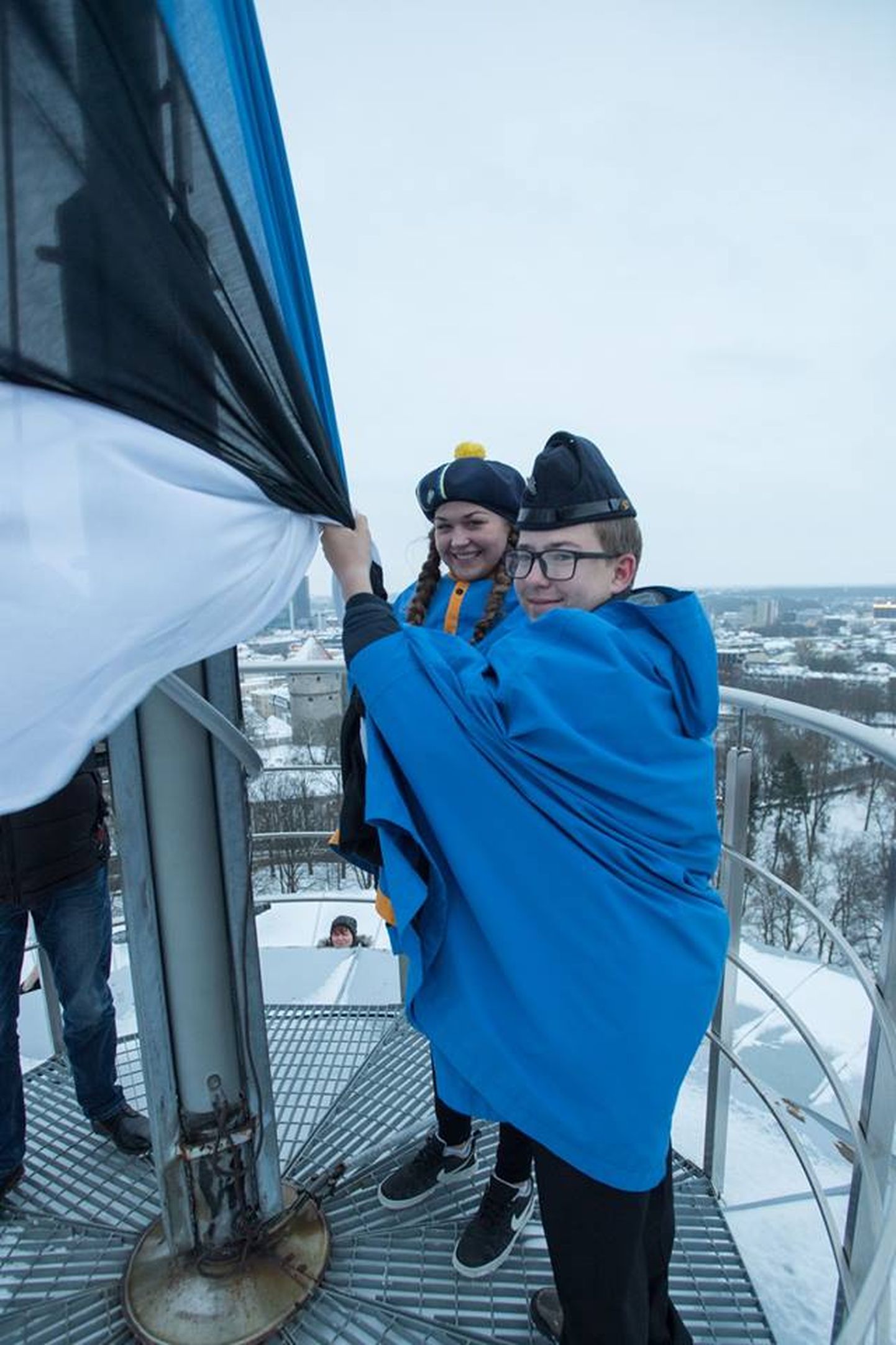 Kodutütar Jaanika Lang ja noorkotkas Hanno-Laur Kunnus tulid pealinna lippu heiskama Võrumaalt.
