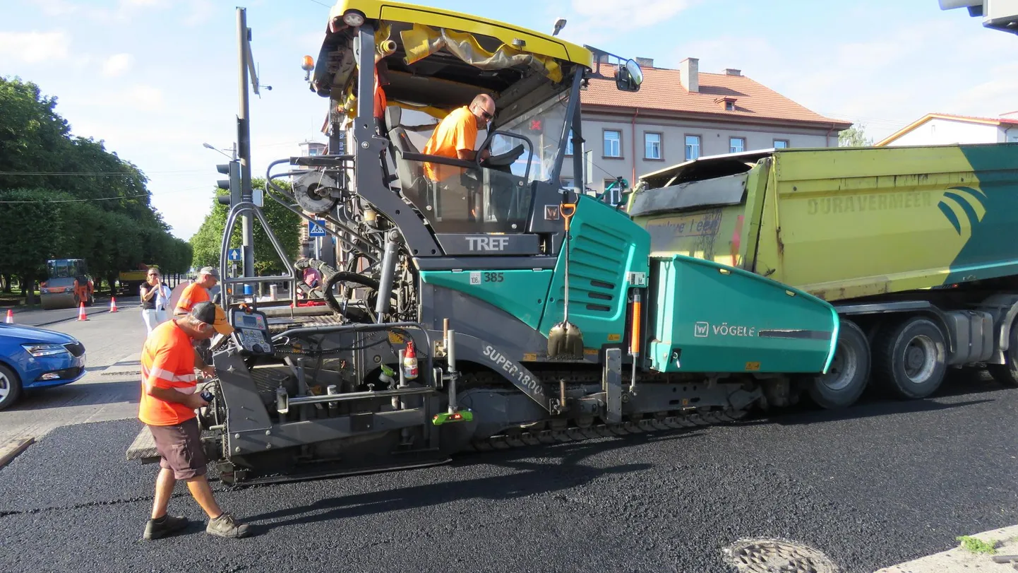 Homsest kuni järgmise nädala keskpaigani on Pärnusse plaanitud mitme tänava asfaltimine.
