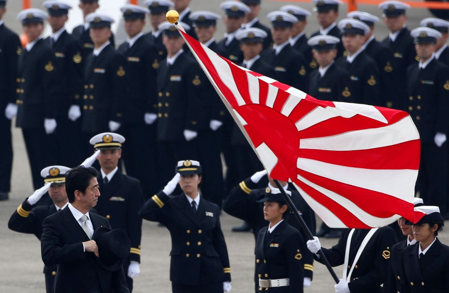 Peaminister Shinzo Abe külastamas Jaapani kaitsejõude