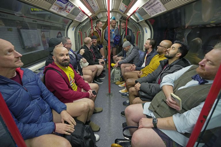 Акция No Trousers Tube Ride в Лондоне 8 января 2023 года.