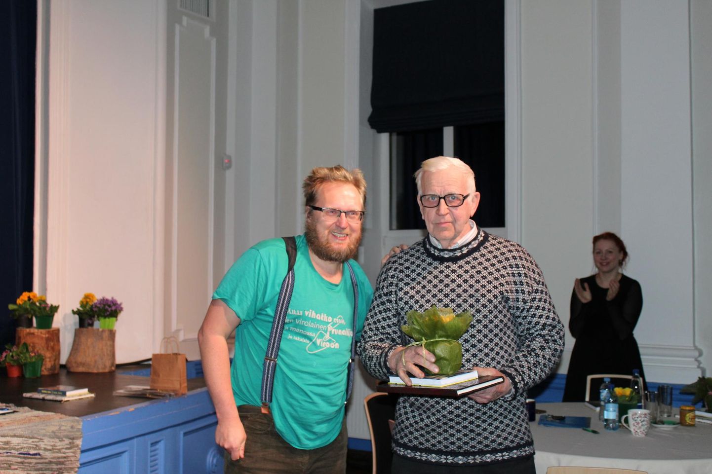 Esimese riimkroonika konkursi võitja Karl Mõts (paremal) koos teda tunnustanud poeet Contraga