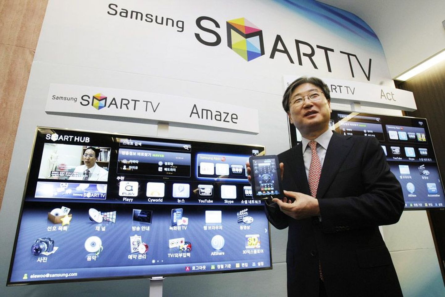 Samsung esitles uusi SmartTV-seeria telereid, mida saab ühendada internetti ning millega saab näiteks Youtube’i videoid suurelt teleriekraanilt vaadata.