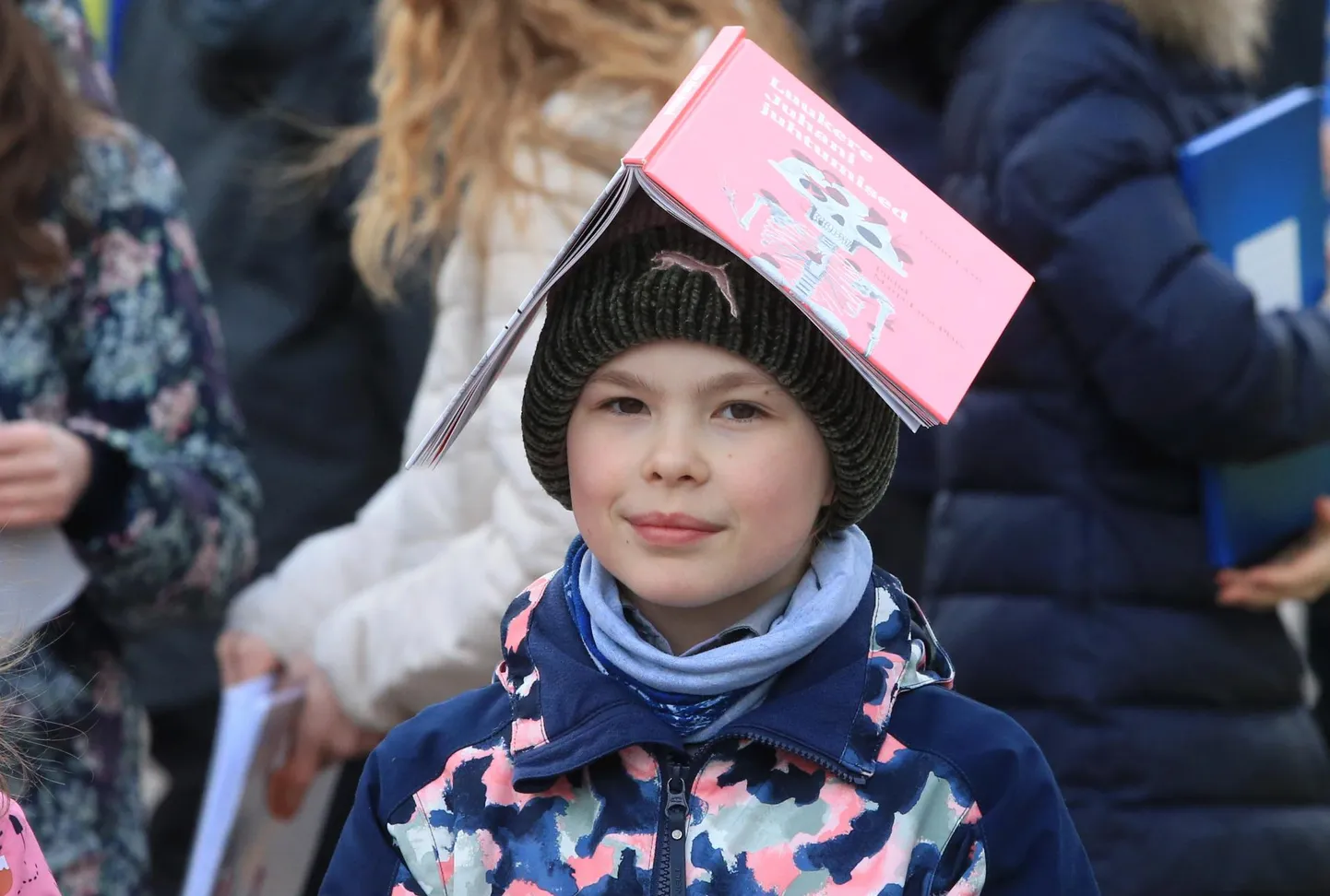 Foto on tehtud Tartu Raekoja platsil tantsuaktsiooni "Raamatukogude aastal tantsuga" ajal.