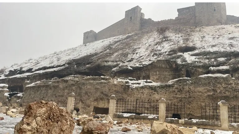 У древней крепости в Газиантепе - памятника ЮНЕСКО - из-за землетрясения рухнула часть стены