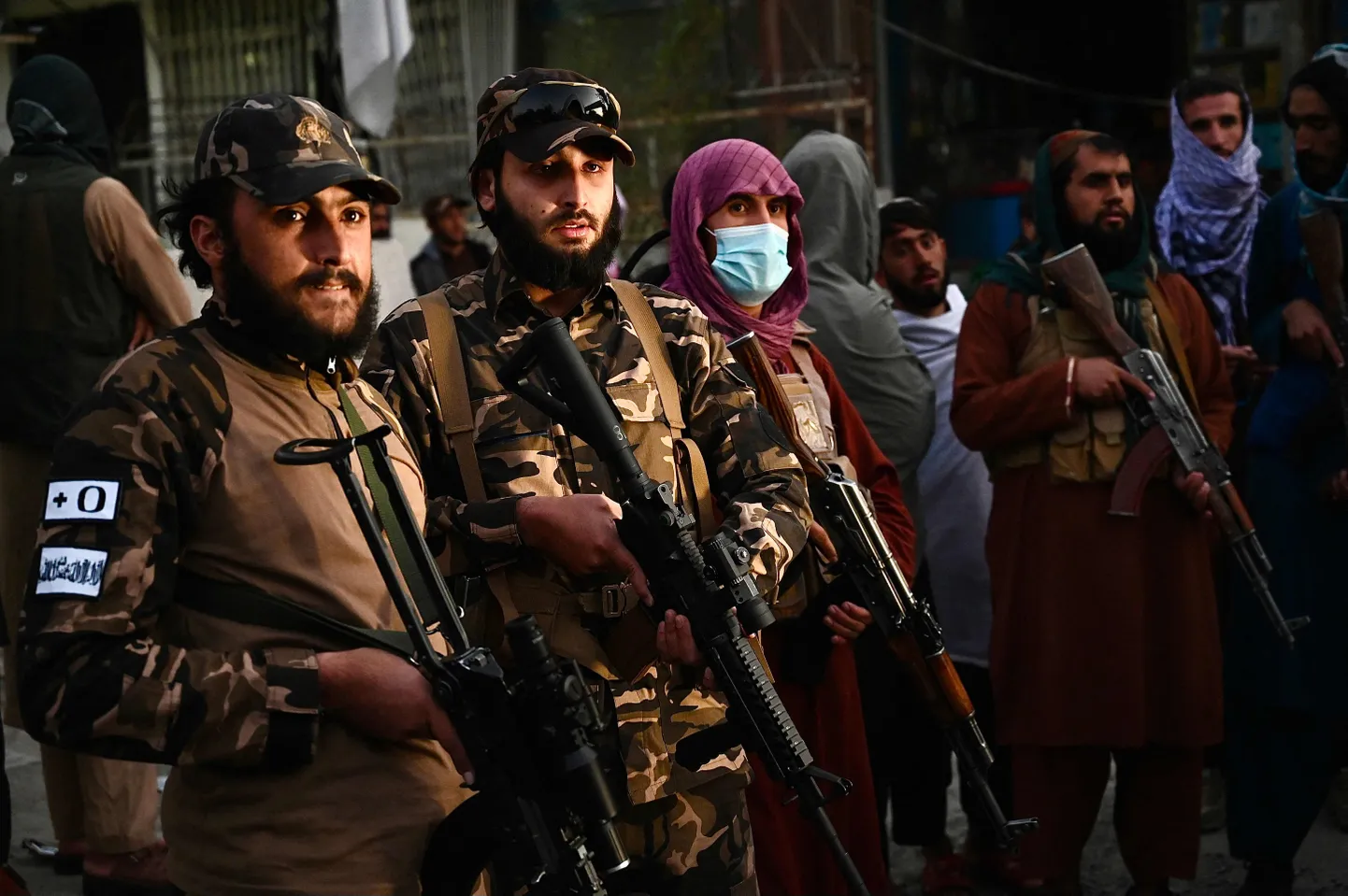 Talibani võitlejad valvamas Sardar Mohammad Dawood Khani sõjaväehaiglat Kabulis 2. novembril, 2021. Rünnakus hukkus vähemalt 19 ja viga sai üle 50 inimese.