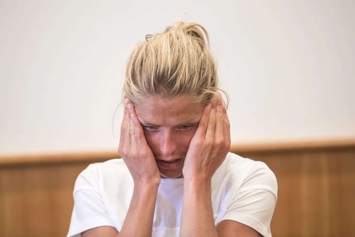 Therese Johaug puhkes eilsel pressikonverentsil nutma.
