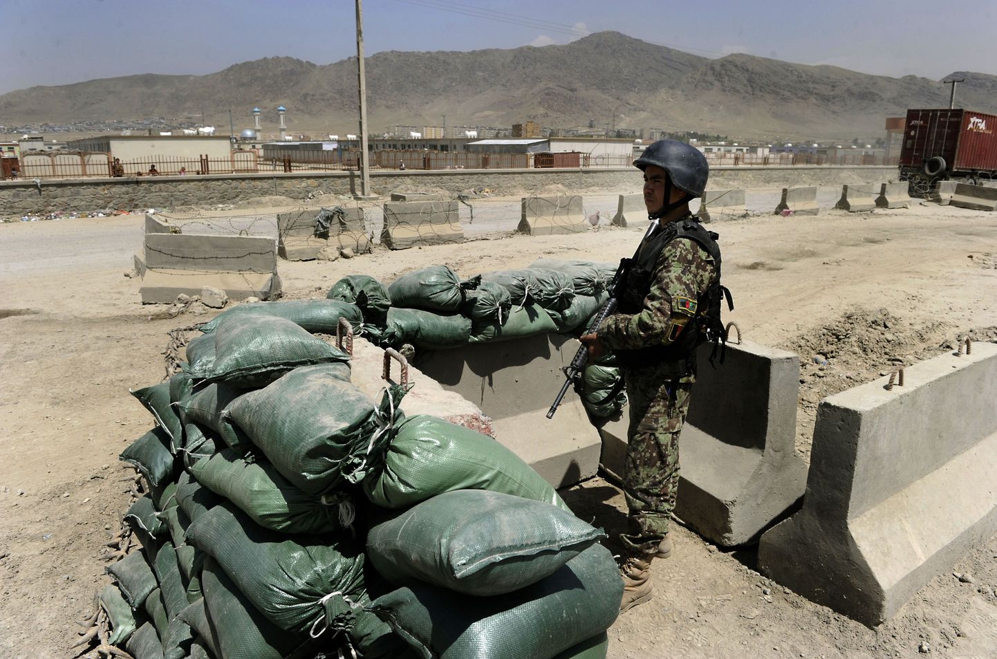 Afganistani sõdur valvamas nende õhuväebaasi Kabulis.