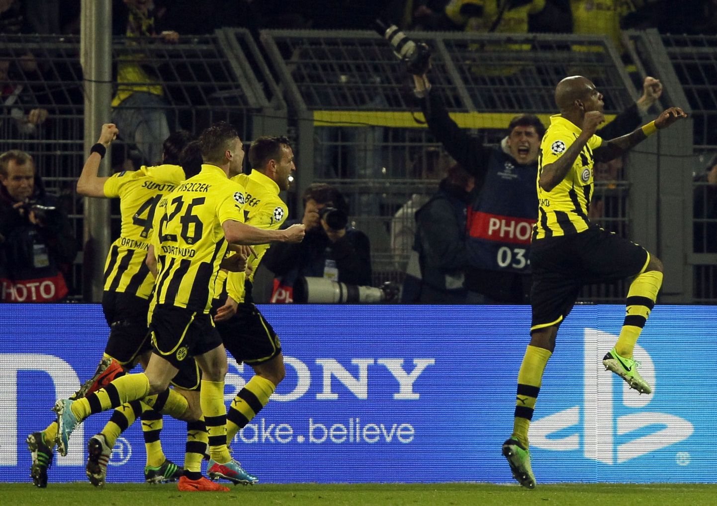Dortmundi mängumehed võiduväravat tähistamas.
