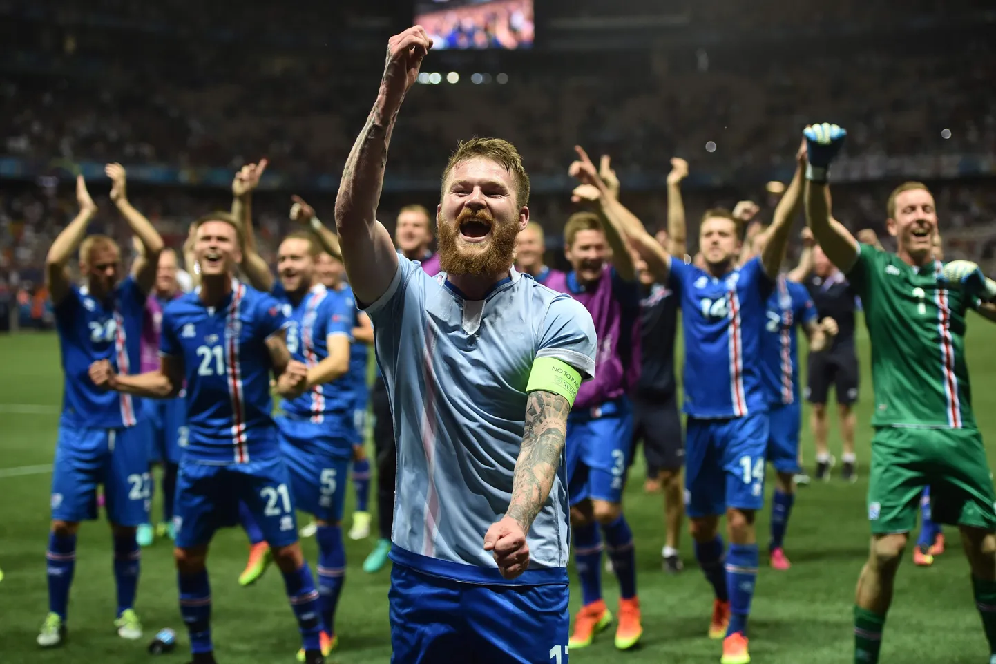 Islandi koondise kapten Aron Gunnarsson (esiplaanil) koos kaaslastega tähistamas Inglismaa alistamist.