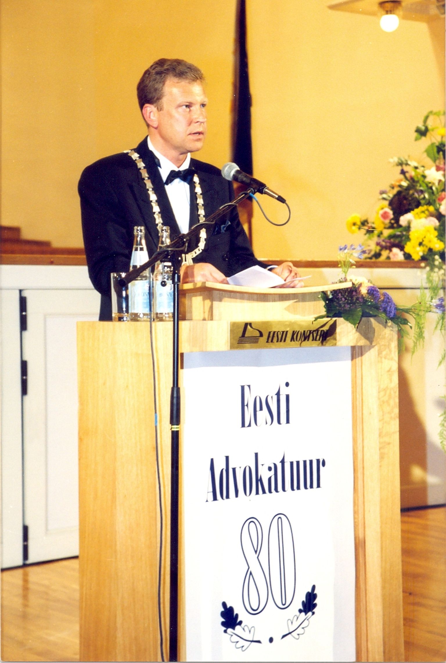Eesti Advokatuuri toonane esimees Aare Tark peab kõnet ühenduse 80. aastapäeval 14. juunil 1999.