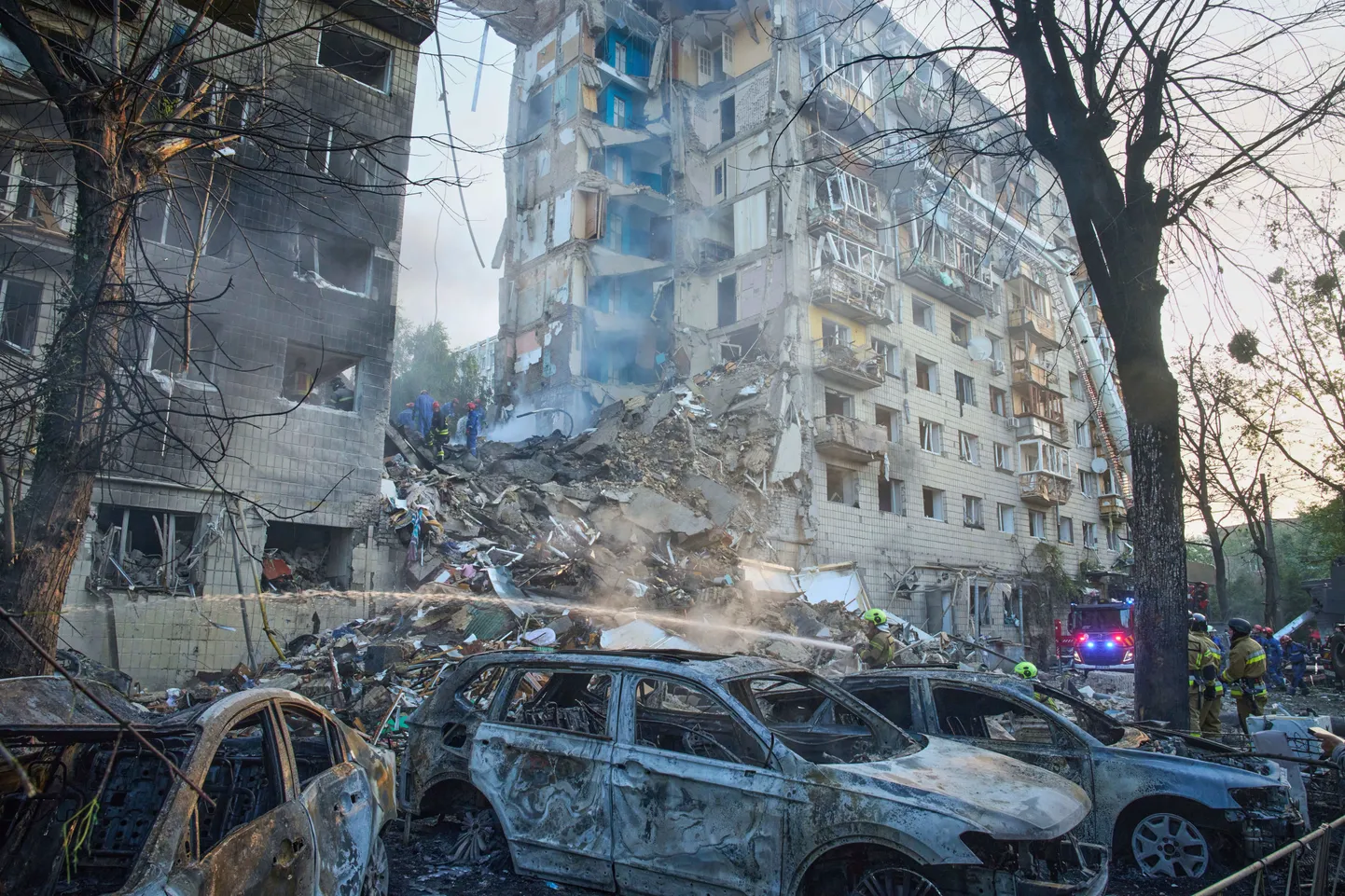 17.jūnija Krievijas uzbrukumā iznīcināta daudzdzīvokļu ēka Kijivā.