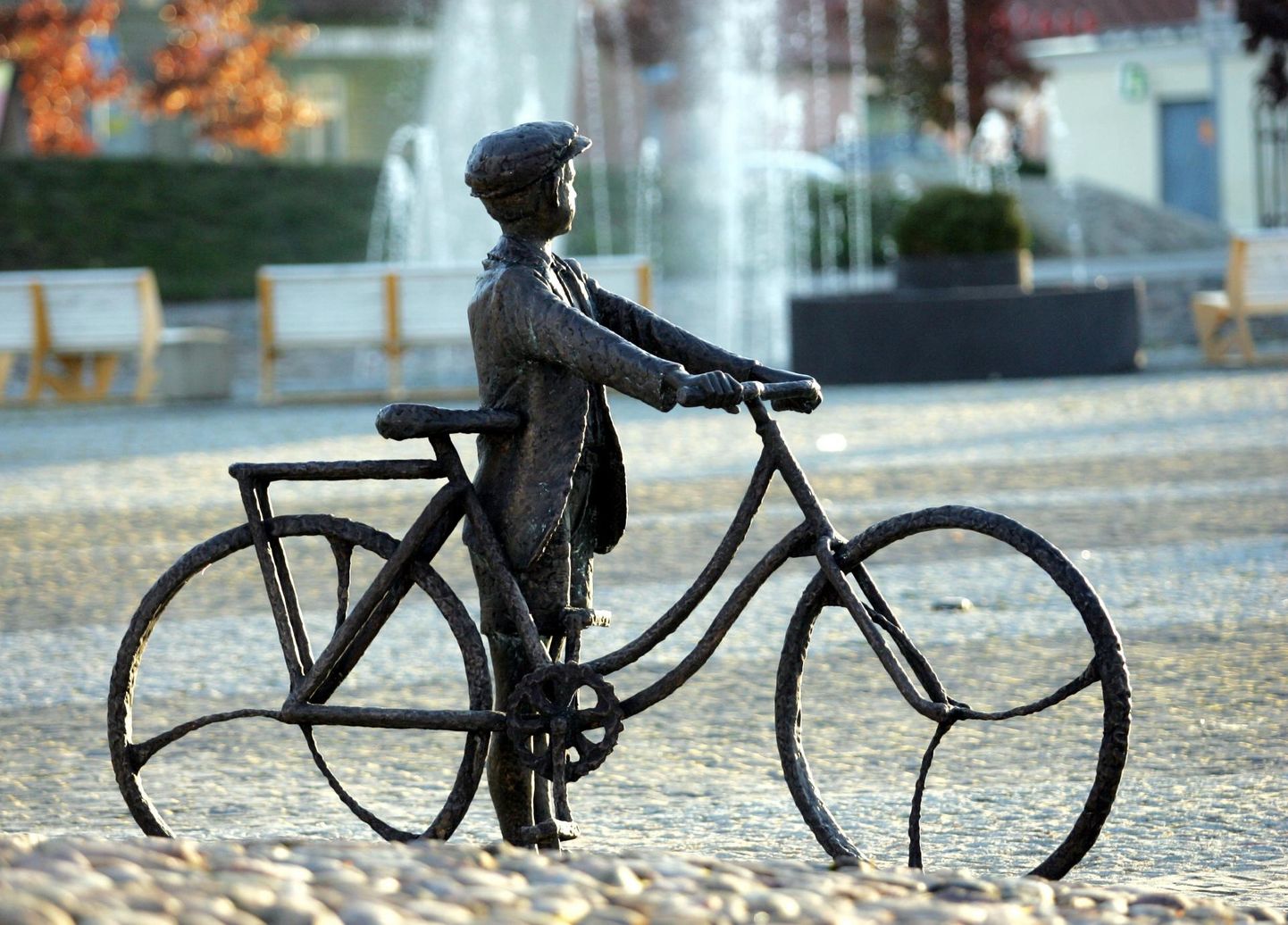 Skulptuur "Noormees jalgrattaga muusikat kuulamas" Rakvere Keskväljakul.