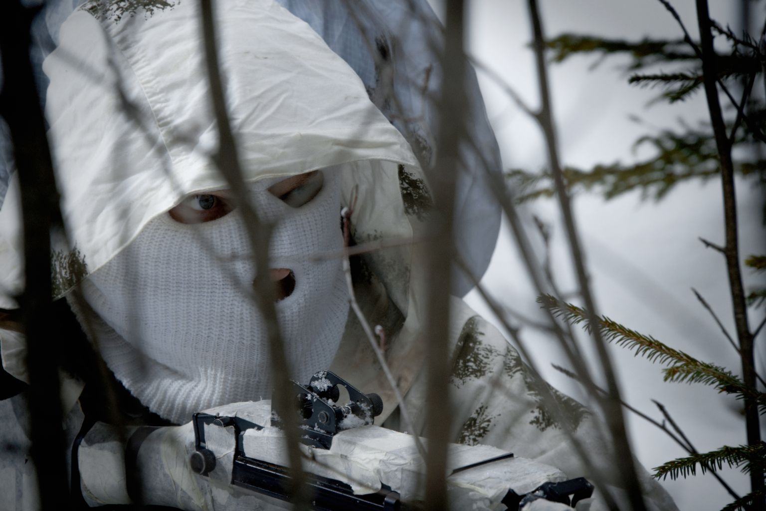 Soome kaitseväelane lumises metsas. Pilt on illustreeriv