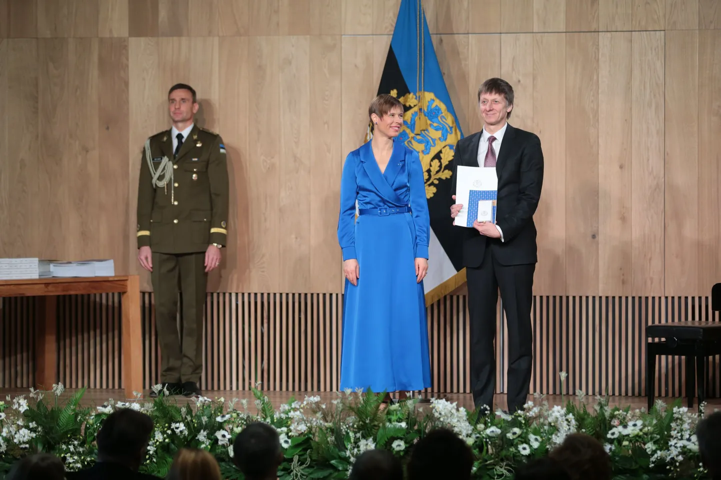 Teet Kallakmaa presidendilt teenetemärki vastu võtmas