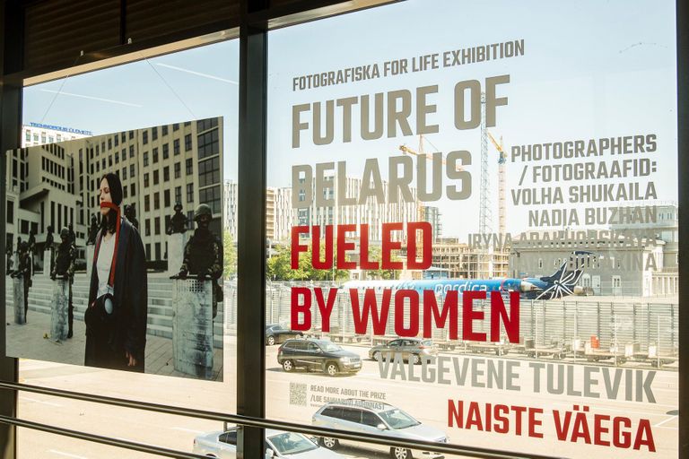 Tänaseks suletud Fotografiska Tallinn erinäitus «Valgevene tulevik naiste väega» Tallinna lennujaamas.