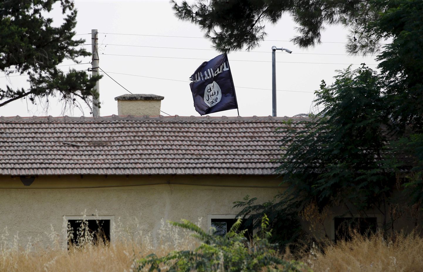 Islamiriigi lipp Süüria-Türgi piiril asuval hoonel