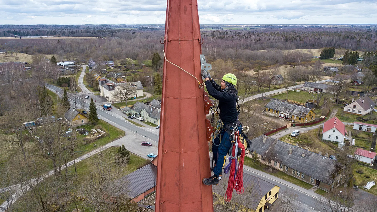 Eelmisel neljapäeval vedas mööda Ambla kiriku torni kiivrit pikse maandustraati alla OÜ Skyproff alpinist Siim Kobar.