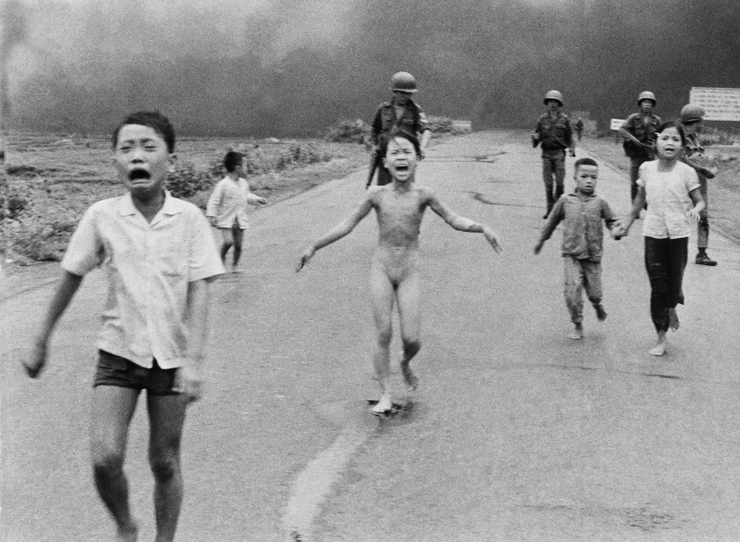AP fotograafi, Vietnami päritolu Huynh Cong Nick Uti tehtud foto 8. juunil 1972. Lõuna-Vietnami  armee lennuk viskas kogemata napalmi oma sõduritele ja tsiviilisikutele. Foto keskel on alasti üheksa-aastane Phan Thi Kim Phuc, kes sai napalmi tõttu raskelt vigastada