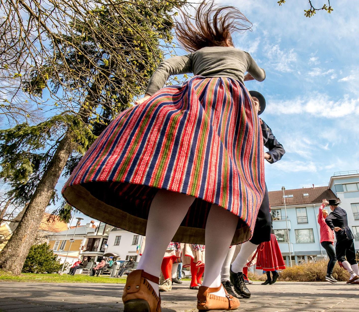 Eestis tähistatakse rahvusvahelist tantsupäeva ühistantsuga.