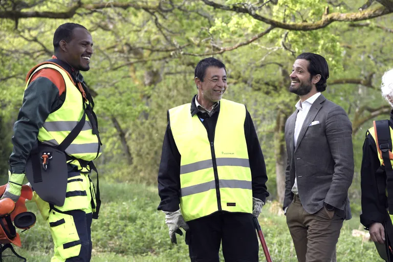 Rootsi prints Carl Philip külastamas välitöödel Rootsi immigrante.
