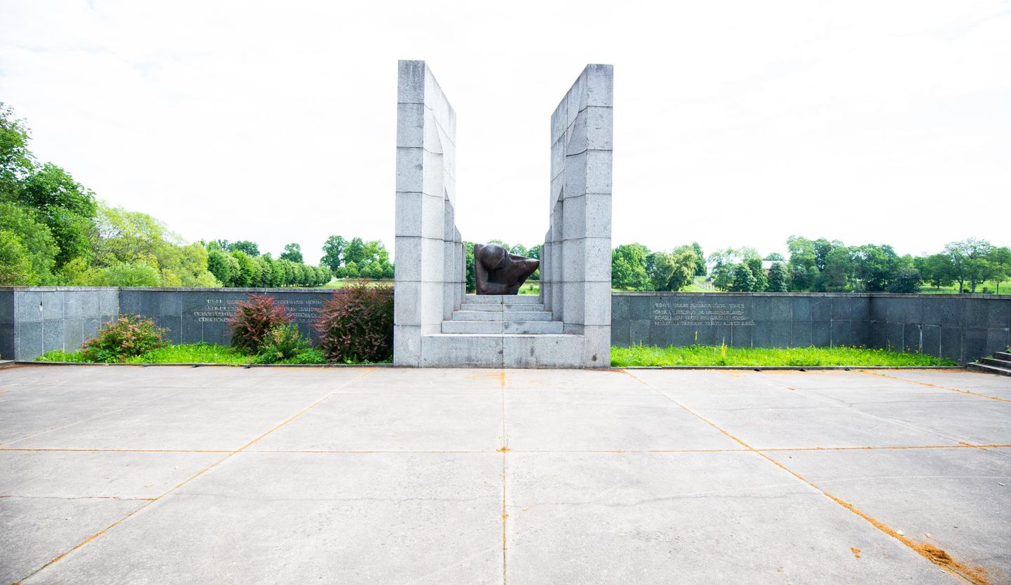 Eile paistis Raadi monument üsna unustanud kohana. Muinsuskaitseamet pidas 2017. aastal seda monumenti heaks näiteks nõukogudeaegsest monumentaalkunstist ega nõustunud, et mälestis oleks vaja teisaldada.