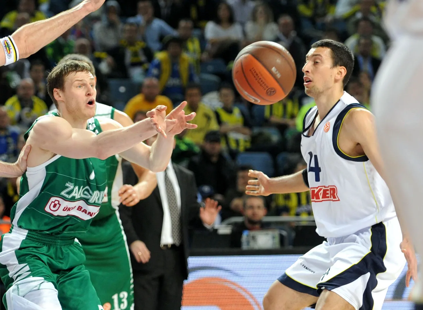Žalgirise Martynas Pocius (rohelises) ja Fenerbahce Roko Ukic
