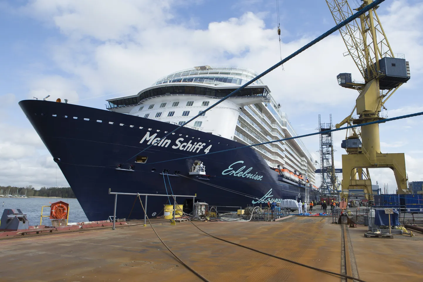 Mullu Turu dokis valminud kruiisilaev Mein Schiff 4 laevatehase kai ääres.