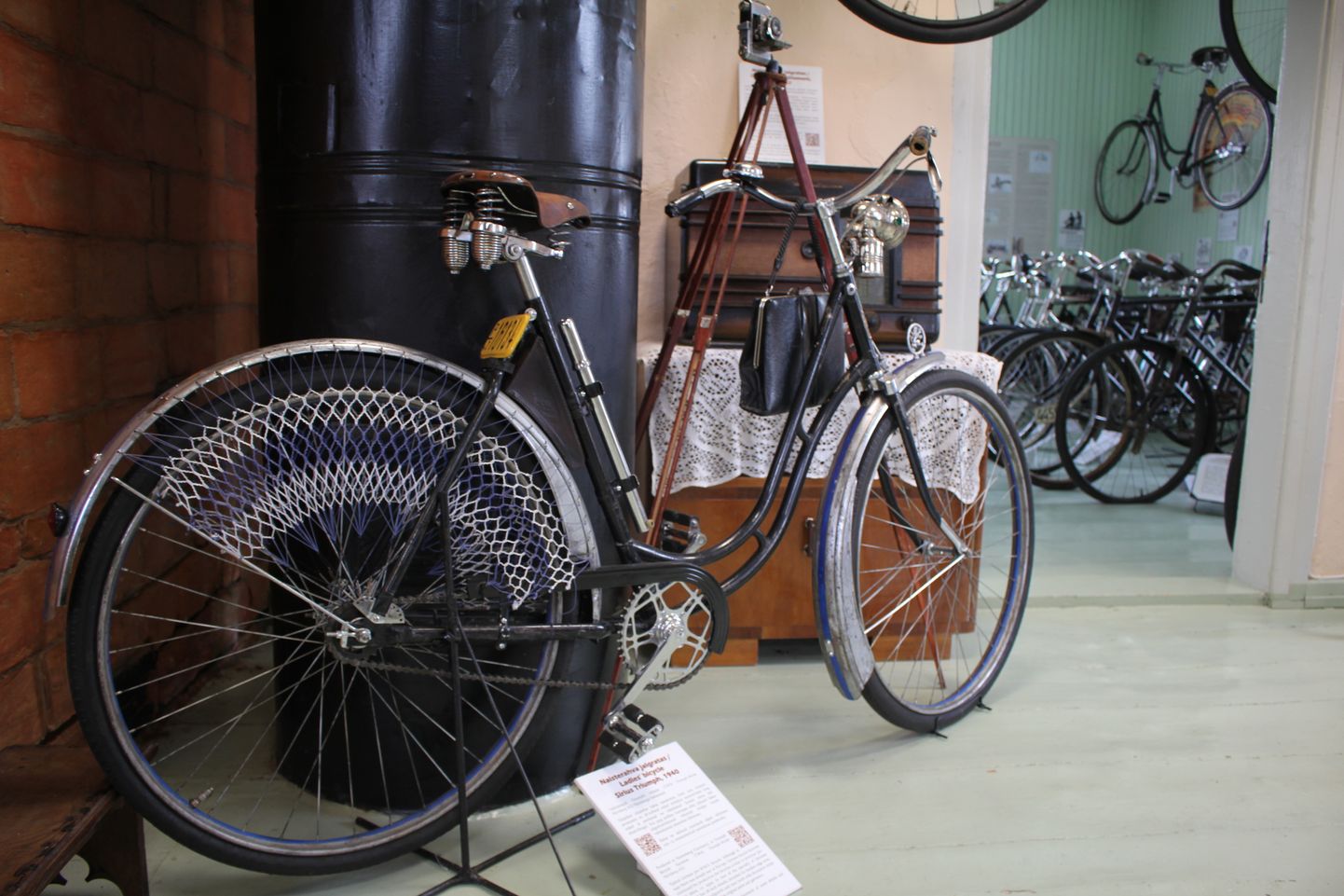 Eesti jalgrattamuuseumis  Väätsal mängitakse muuseumiööl vändaga grammofoni ja 1920.-30. aastate heliplaate.