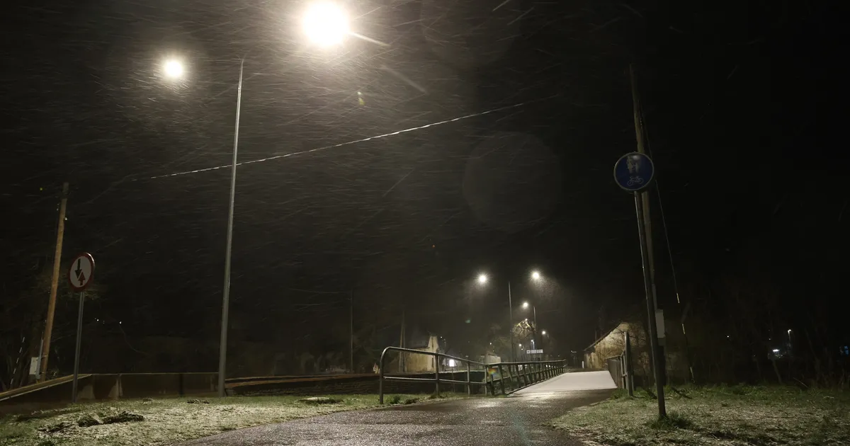Ööl vastu pühapäeva jõudis Põhja-Eestisse lumesadu. Keskkonnaagentuur hoiatab, et maha sadava lume- ja lörtsi ning tugeva tuule tõttu võivad olla teeolud pühapä