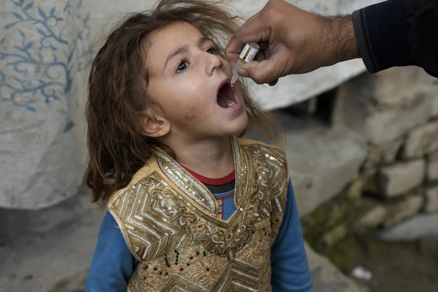 Pakistan lapsele manustatakse lastehalvatustõve vaktsiini.
