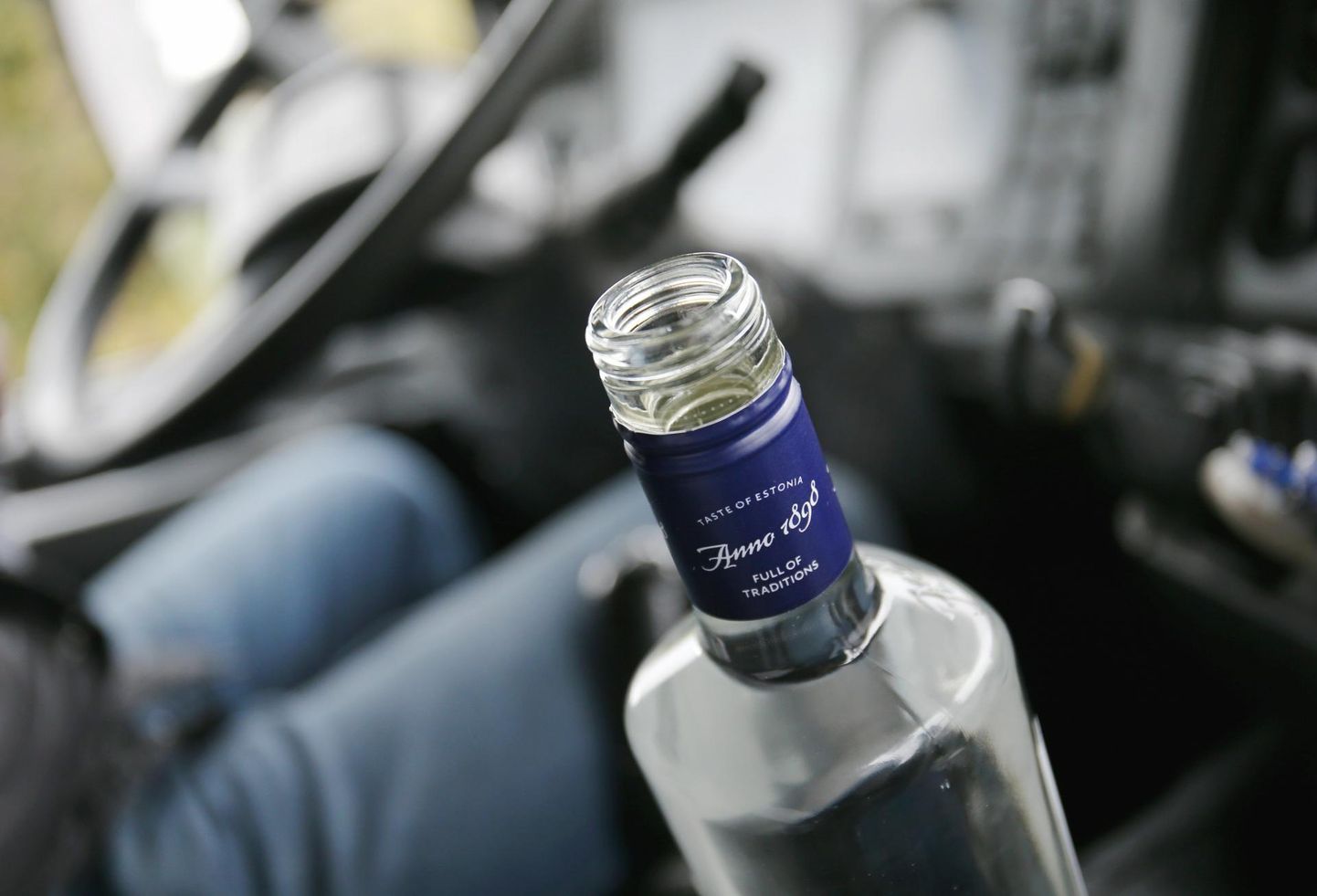Keerulised ilmaolud pole roolijoodikuid taltsutanud. Politsei kõrvaldas teisipäeval Eesti liiklusest seitse narko- või alkoholijoobe tunnustega sõidukijuhti.