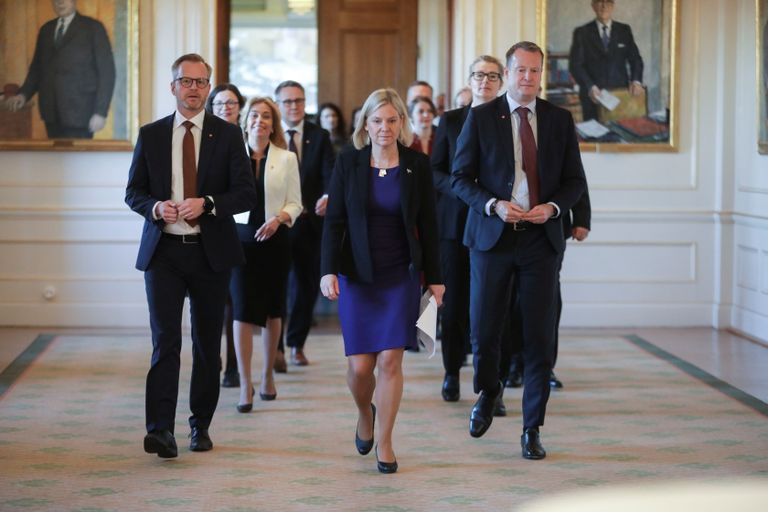 Rootsi uus peaminister Magdalena Andersson (ees, keskel) koos teiste ametisse nimetatud ministritega