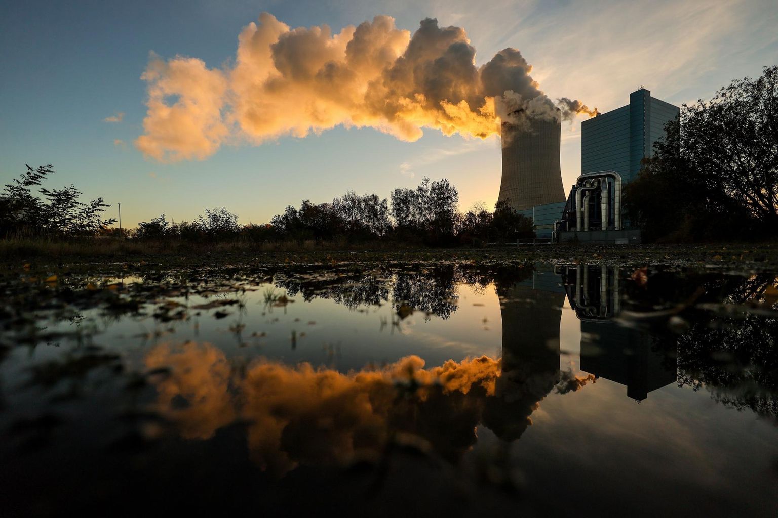 Tossav söekorsten Dattelnis Saksamaal. Selline vaatepilt jääb õnneks üsna harvemaks, sest Saksamaa on selja keeranud nii söe- kui ka tuumaenergeetikale ning kavatseb need asendada taastuvate energiaallikatega.  FOTO: Friedemann Vogel / EPA / Scanpix